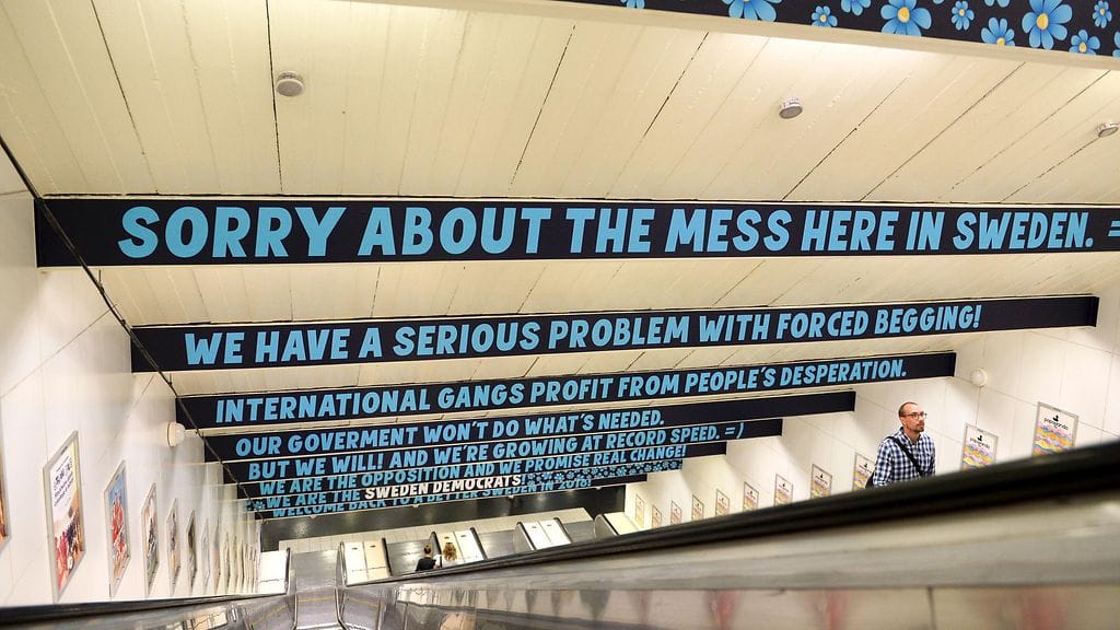 Ruotsissa noin tuhat mielenosoittajaa ryntäsi repimään alas kerjäläismainoksia 4. elokuuta 2015. Ruotsidemokraattien mainoksissa kerjäämään pakotettujen ihmisten todettiin olevan Ruotsissa vakava ongelma. Repimisryntäyksen jälkeen loputkin ruotsidemokraattien mainokset päätettiin poistaa turvallisuussyistä.