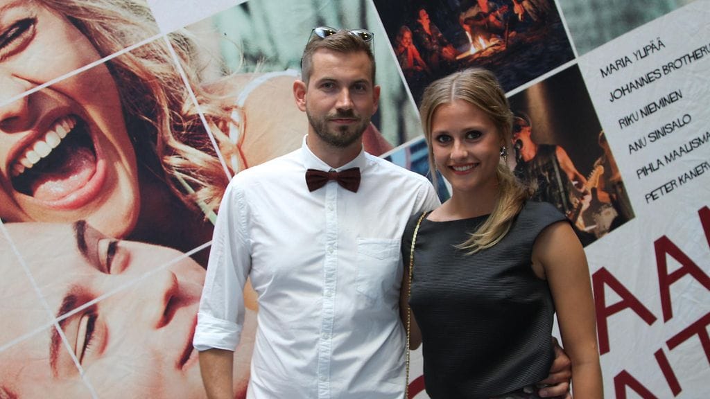 Kuvaaja Joonas Pulkkanen ja näyttelijä Pihla Maalismaa Ollaan vapaita -elokuvan kutsuvierasensi-illassa Helsingissä 6.8.2015.