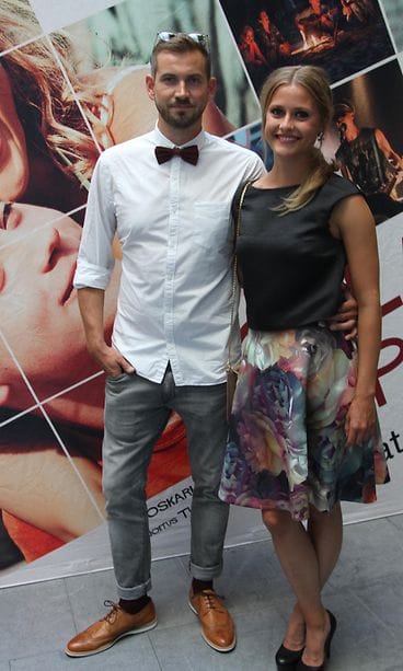 Kuvaaja Joonas Pulkkanen ja näyttelijä Pihla Maalismaa Ollaan vapaita -elokuvan kutsuvierasensi-illassa Helsingissä 6.8.2015. (1)