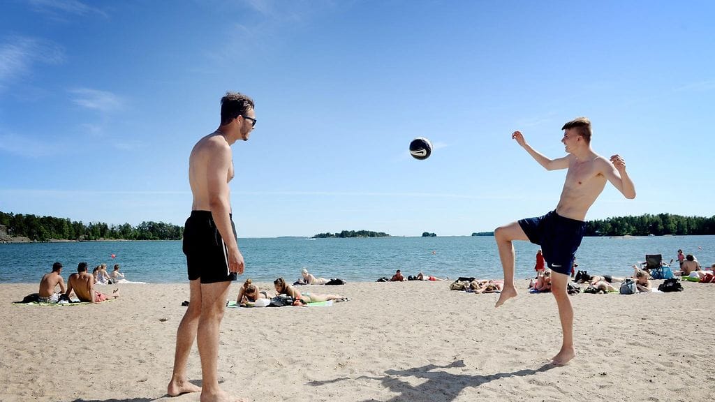 Aurinkoinen ja lämmin sää houkutteli ihmisiä viettämään rantaelämää Vuosaaren Aurinkolahdella Helsingissä 2. heinäkuuta 2015.