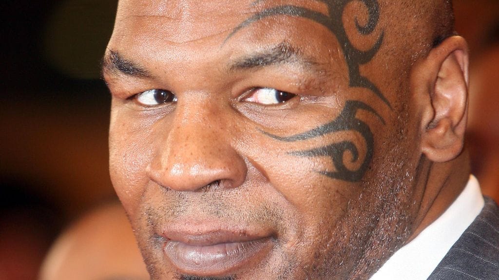 Mike Tysonin kasvoja koristaa suuri tribaalitatuointi.