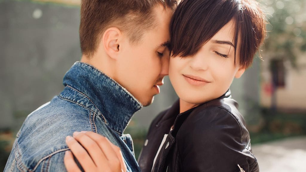 Kesäkuukausina ihmiset koskettavat ja flirttailevat enemmän.