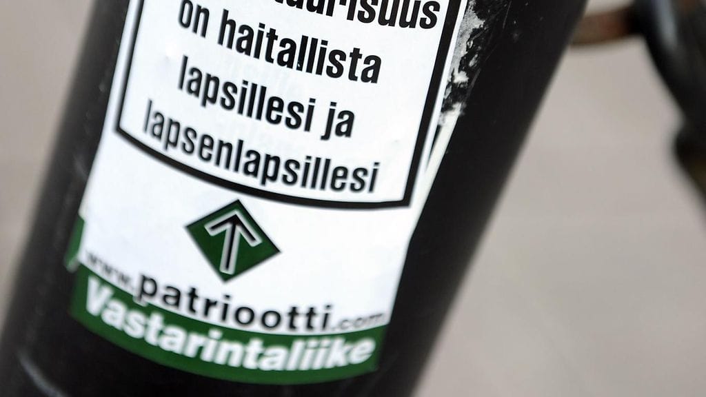 Suomen Vastarintaliikkeen (SVL) monikulttuurisuutta vastustava tarra Helsingissä vuonna 2009.
