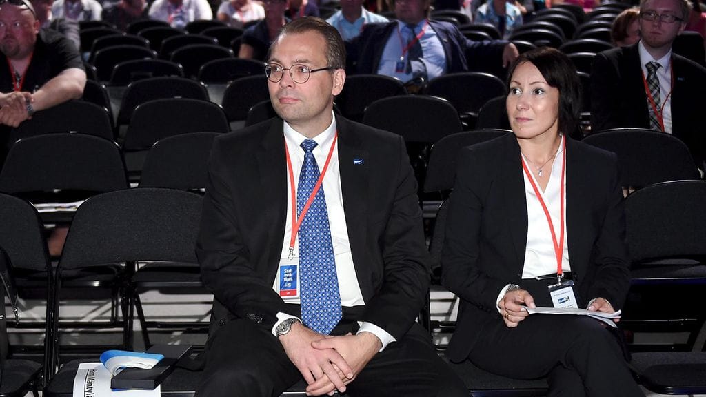 Jussi Niinistö (vas.) on valittu uudelleen perussuomalaisten ensimmäiseksi varapuheenjohtajaksi. Hänen vieressään istuu toiseksi varapuheenjohtajaksi valittu Hanna Mäntylä.