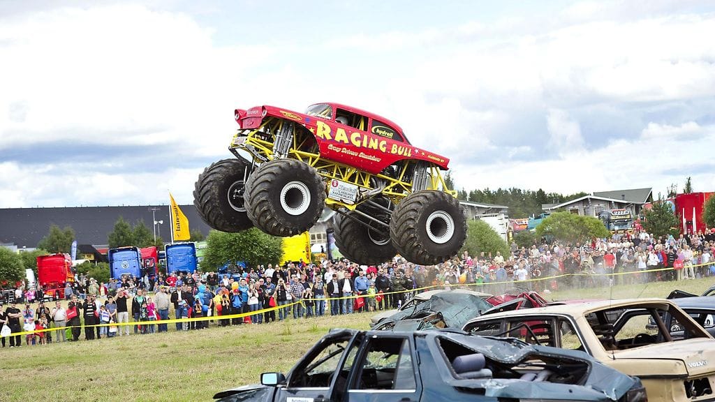 Power Truck Show'ssa tapahtui monsterishow'ssa onnettomuus, jossa monsteriauto hyppäsi kuorma-auton yli Powerparkissa Kauhavalla 8. elokuuta 2015. Alastulossa monsteriautosta meni akseli poikki ja rengas lähti odottamattomaan suuntaan.