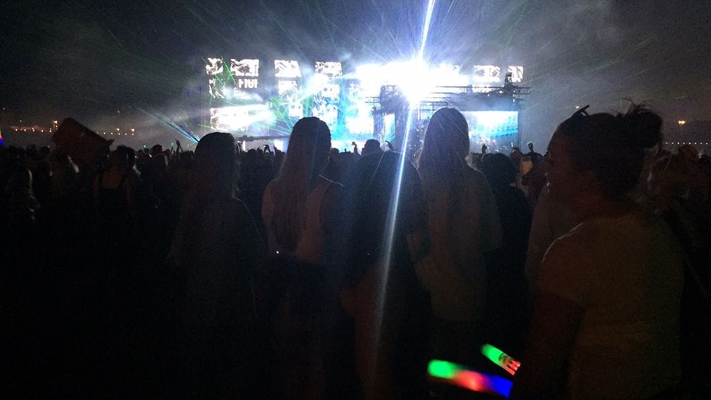 Weekend Festival -kansa kapinoi aikarajoitetta vastaan 8.8.2015.