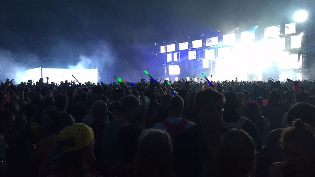 Weekend Festival -kansa kapinoi aikarajoitetta vastaan 8.8.2015.