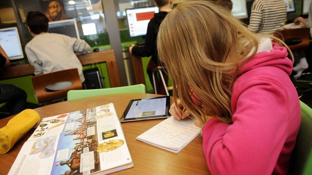 Tutkija moittii sekä Suomen että Ruotsin koulujärjestelmiä helppoudesta. Kuvituskuva.
