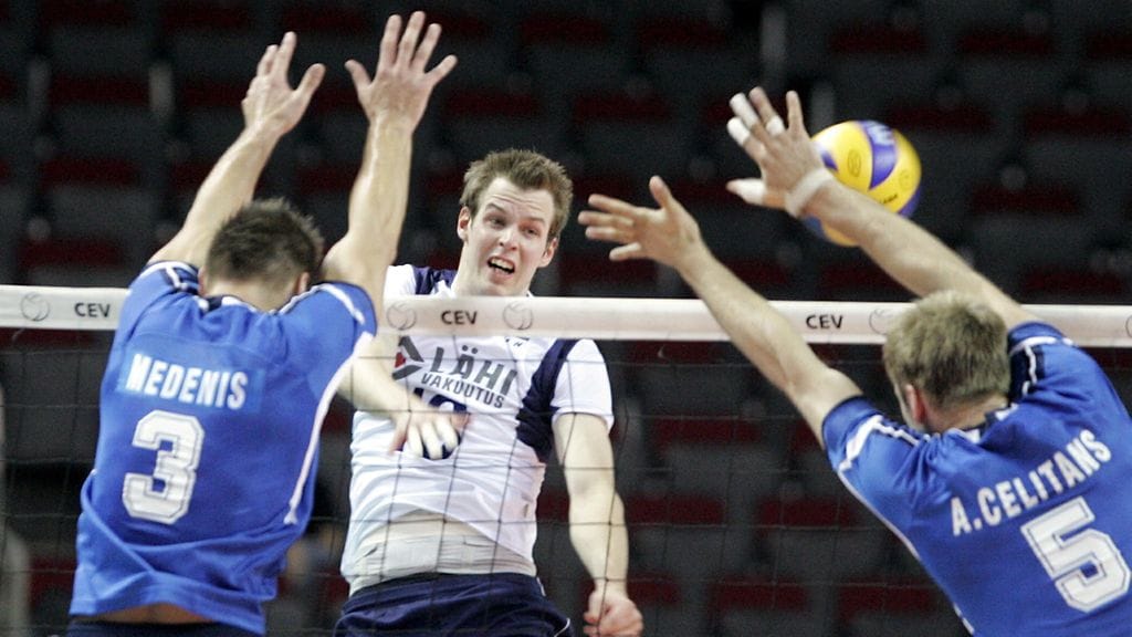 Mikko Oivanen (kesk.) pääsee taas hakkuriksi.