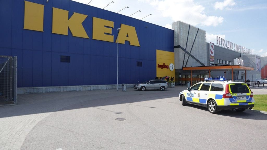 Kaksi asiakasta kuoli tänään Västeråsin Ikeassa puukotuksessa.