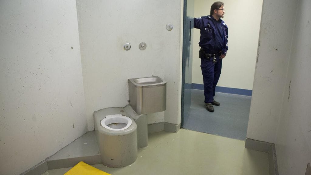 Vartija Jari Ahonen näyttää Sisä-Suomen poliisilaitoksen putkatiloja Tampereella 8.1.2014. Kuvituskuva.