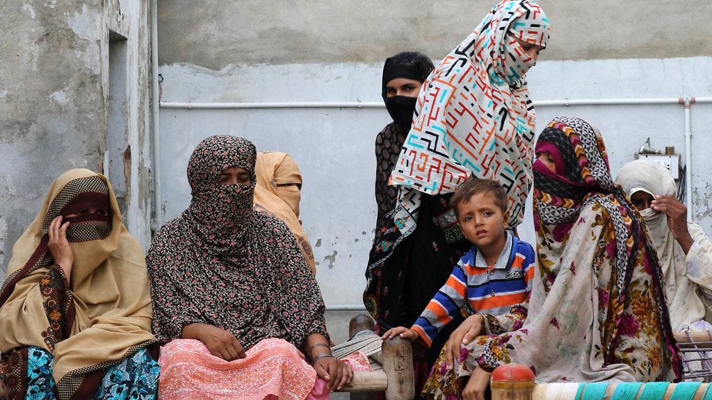 Ranskassa hyväksyttiin vuonna 2004 vastaava laki, joka kieltää oppilaita käyttämästä uskonnollisia symboleja koulussa.