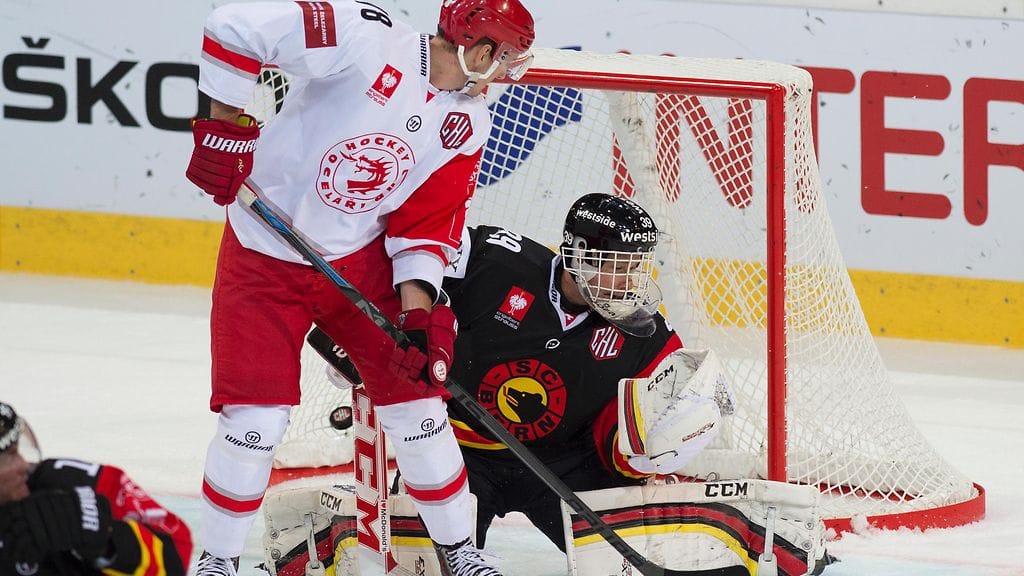 SC Bernin maalivahti Marco Bührer ja tshekkiläisen Trinecin Lukas Zejdl CHL-ottelussa syyskuussa 2014.
