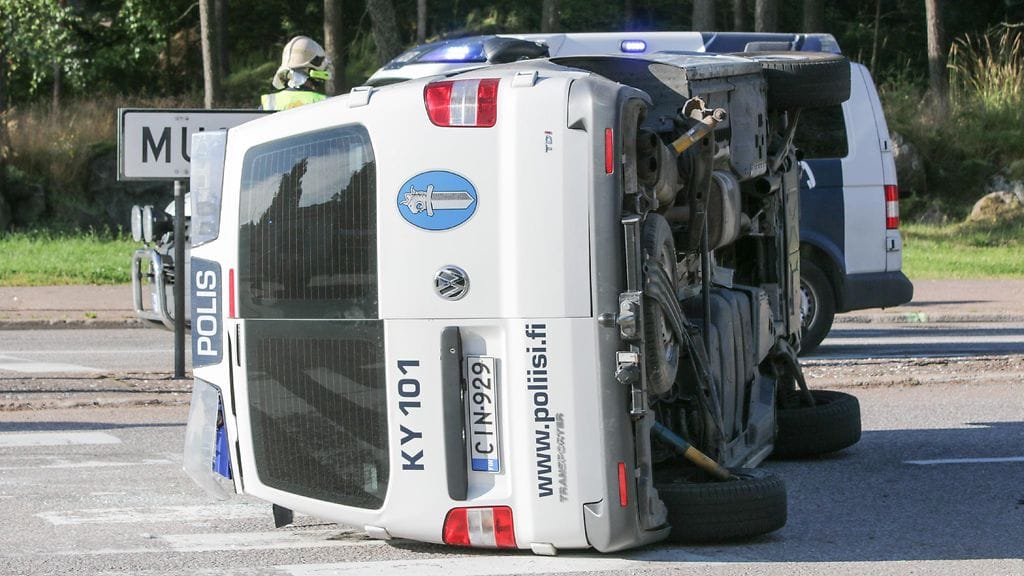 Poliisin mustamaija kellahti kyljelleen kesällä Kotkassa.