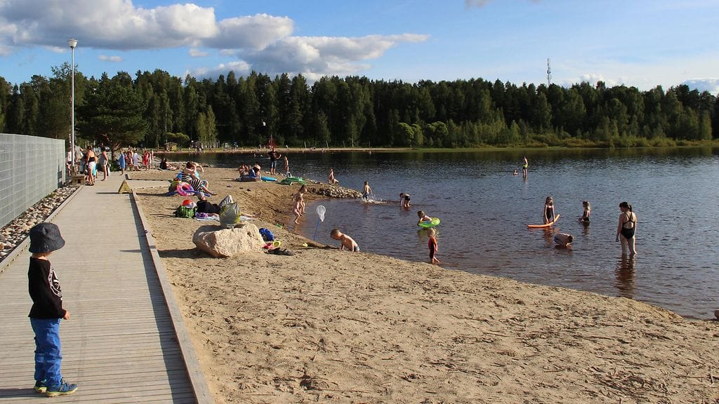 Lämmin päivä Paltaniemen uimarannalla elokuussa 2015. Lukijan kuva: Sinikka Kujala