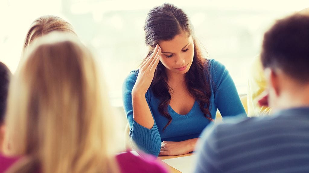 Väsynyt nainen töissä