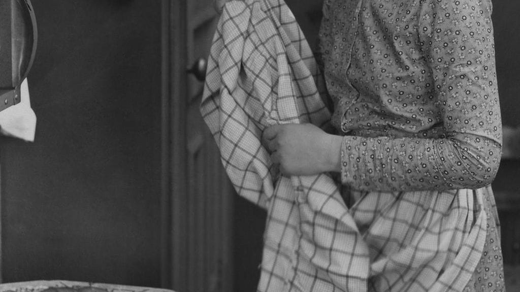 Piika pesee astioita