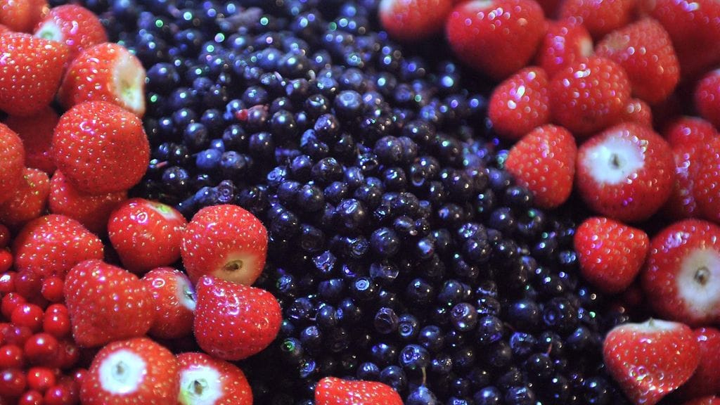 Kotimaiset herkut – mansikat ja mustikat – ovat hyväksi myös aivojen terveydelle.