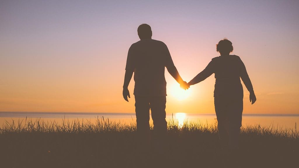 Puolisoa kädestä pitämisen on todettu lievittävän stressiä.