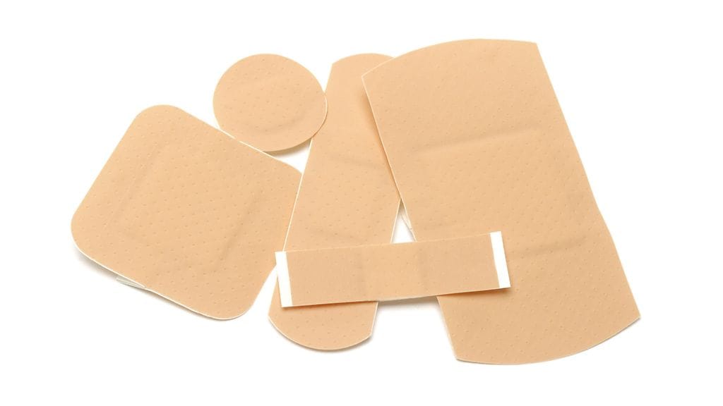 Kaikenmuotoisia ja -kokoisia, mutta vain yhden värisiä laastareita.