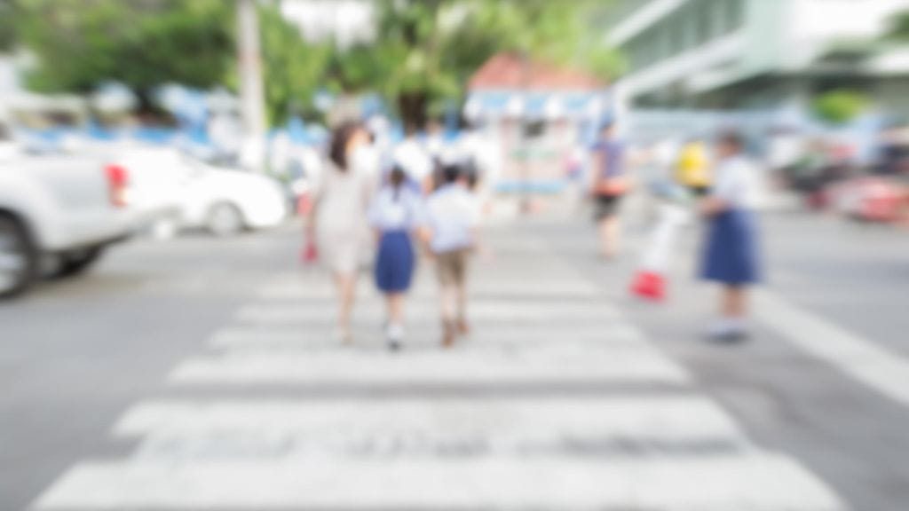 Lapset ylittämässä suojatietä.