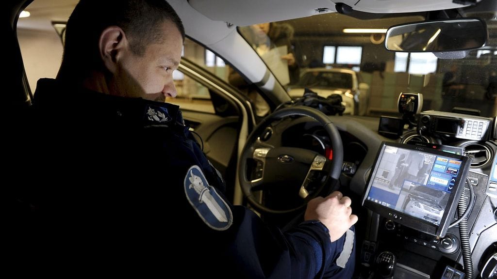Vanhempi konstaapeli Timo Vihervaara käyttää automaattista rekisterikilpien lukulaitetta Helsingissä 27. tammikuuta 2014.