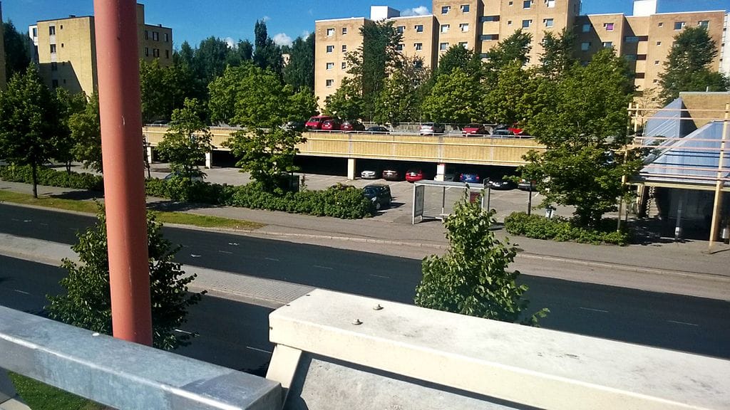 Poliisitutkinnan mukaan yksi kätköistä oli parkkipaikalla Koivukylässä Vantaalla.