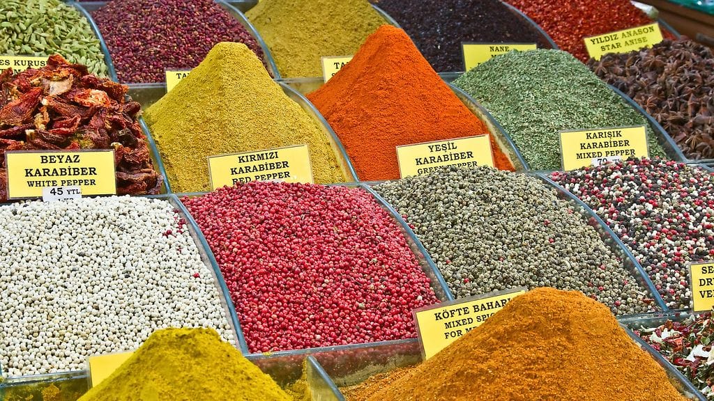 Paikalliset mausteet ja makeiset ovat monen matkamuistonsaajan mieleen.