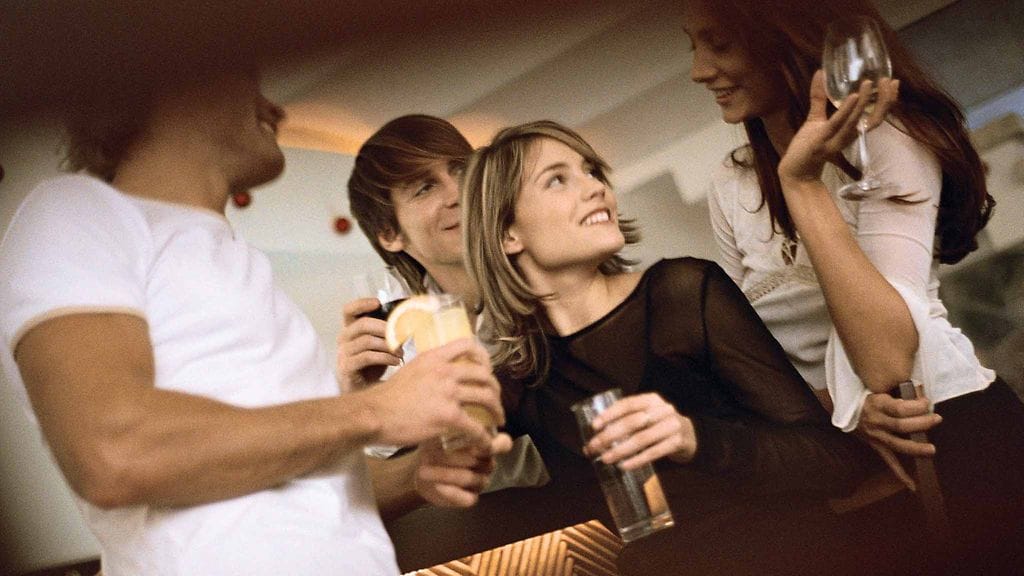 Hyvä juoru välittää tietoa, joka tosin voi muuttaa muotoaan matkalla monta kertaa. Kuvituskuva.