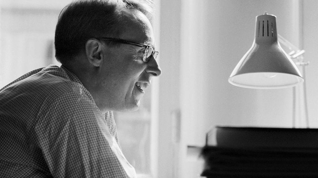 Suomalainen filosofi, filosofian professori Jaakko Hintikka työpöytänsä ääressä 21. elokuuta 1971.