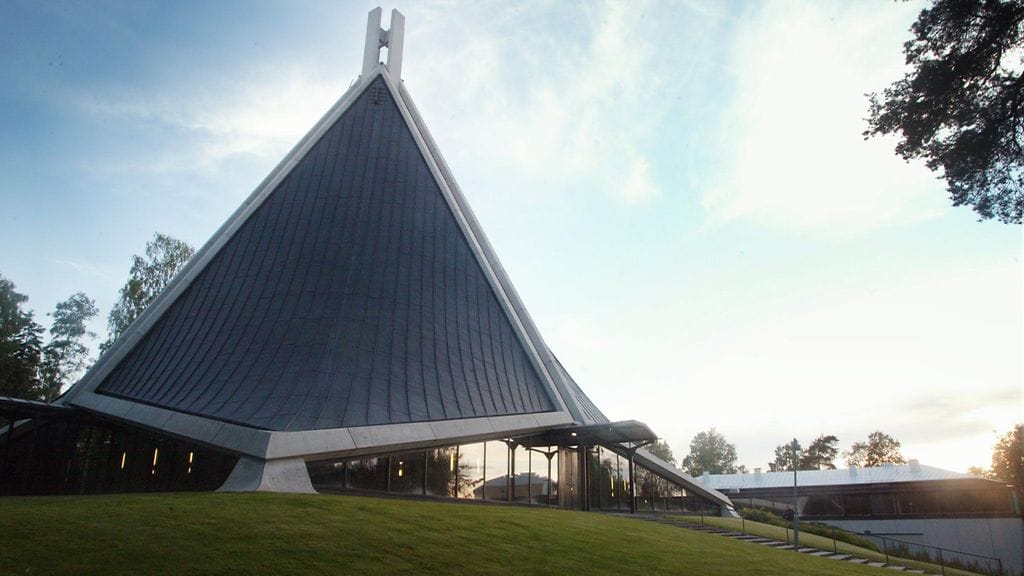 Mies oli kiivennyt Kannelmäen kirkon katolle jyrkkiä huoltotikkaita pitkin.