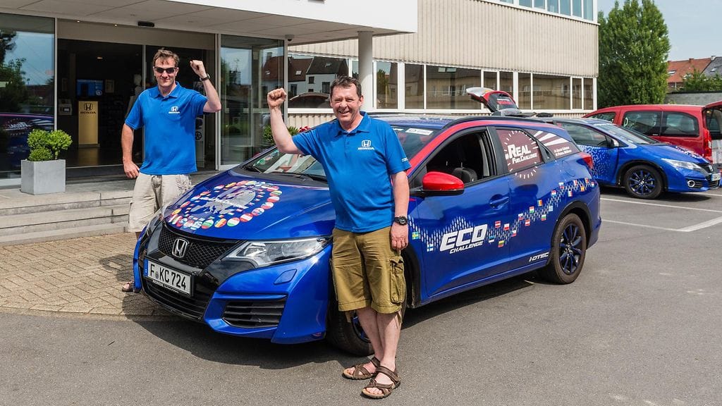 Fergal McGrath ja Julian Warren poseeraavat yhdessä autonsa kanssa.