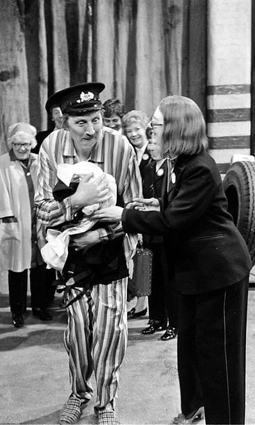 Stephen Lewis muistetaan Mennään bussilla -sarjan tarkastajan, Blakeyn roolista. (1)