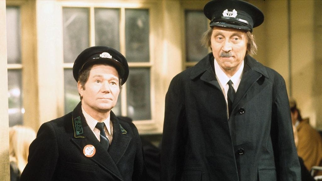 Stephen Lewis muistetaan Mennään bussilla -sarjan tarkastajan, Blakeyn roolista. Kuvassa vasemmalla myös Reg Varney.