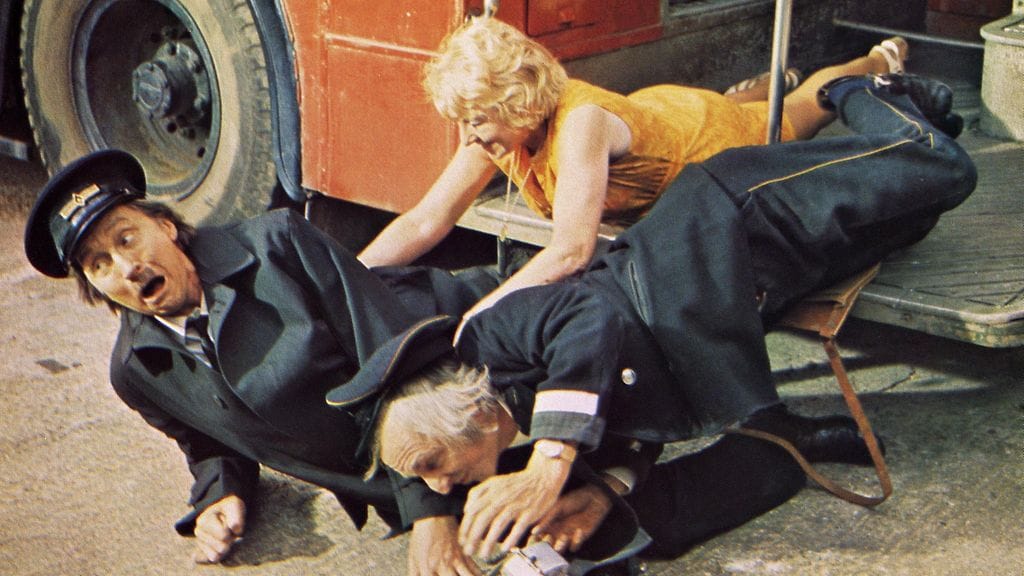 Stephen Lewis muistetaan Mennään bussilla -sarjan tarkastajan, Blakeyn roolista. (2)