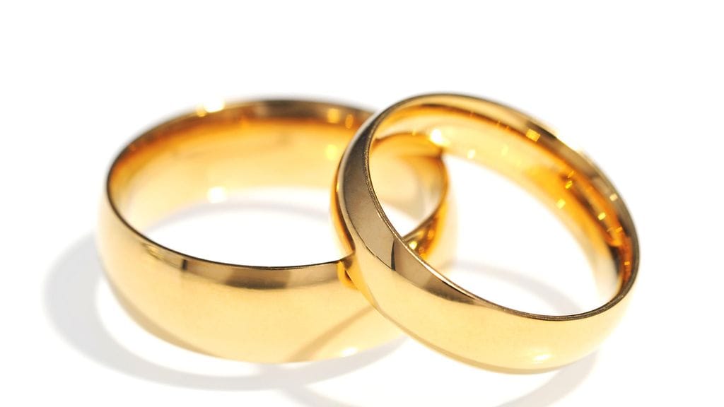 Irlantilaisnaisen nimettömästä löytyikin jonkun toisen naisen vihkisormus.