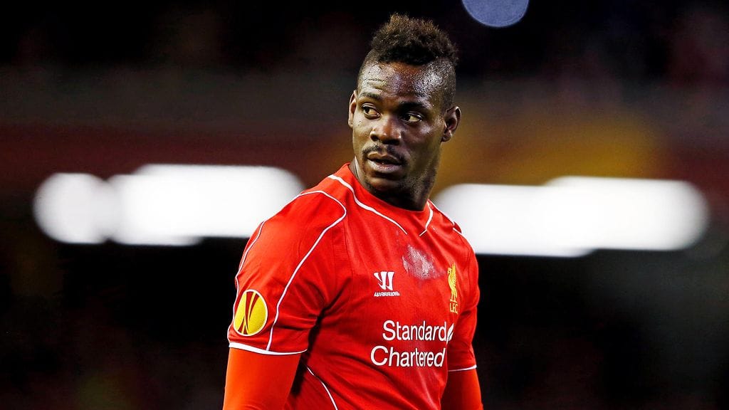 Liverpool-paita ei sovi Mario Balotellille.