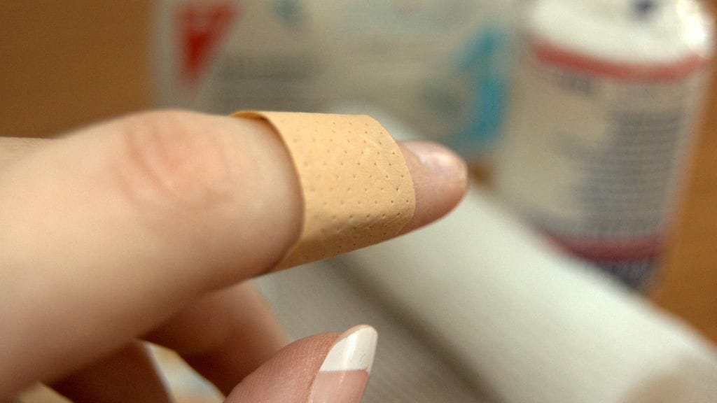 Ruotsissa on pohdittu, pitäisikö laastereita myydä tasa-arvon vuoksi myös tummempina.