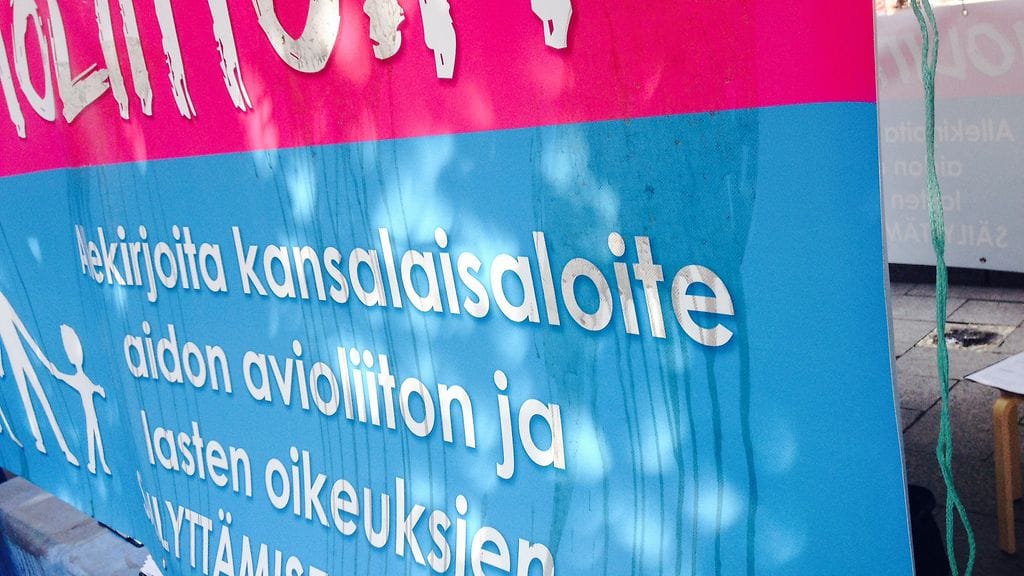 Aito avioliitto -yhdistyksen kojua töhrittiin Helsingissä 14. elokuuta 2015.