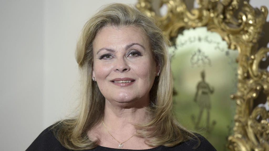 Entinen Miss Universum on iloinen tullessaan isoäidiksi.