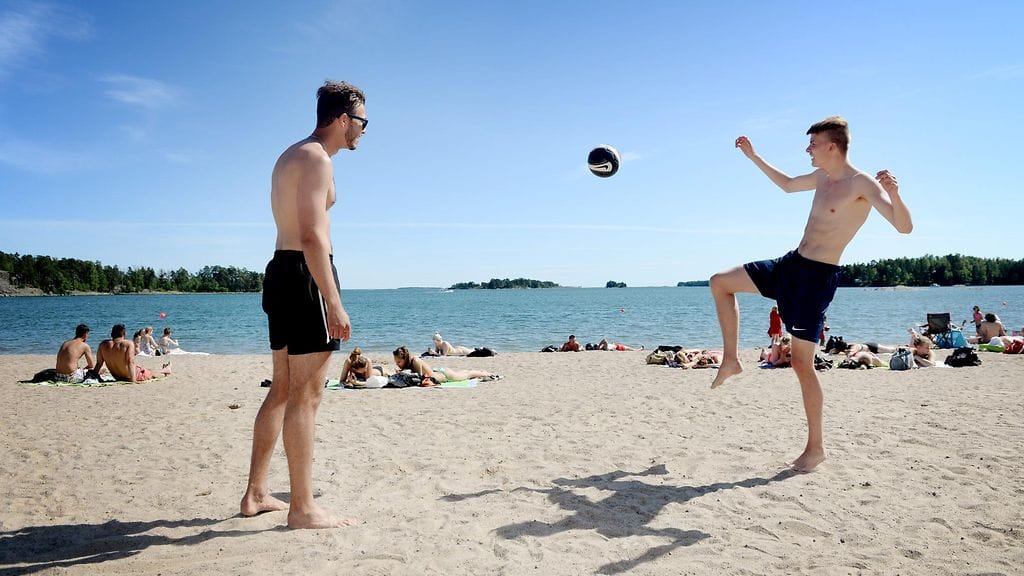 Aurinkoinen ja lämmin sää houkutteli ihmisiä viettämään rantaelämää Vuosaaren Aurinkolahdella Helsingissä heinäkuussa 2015.