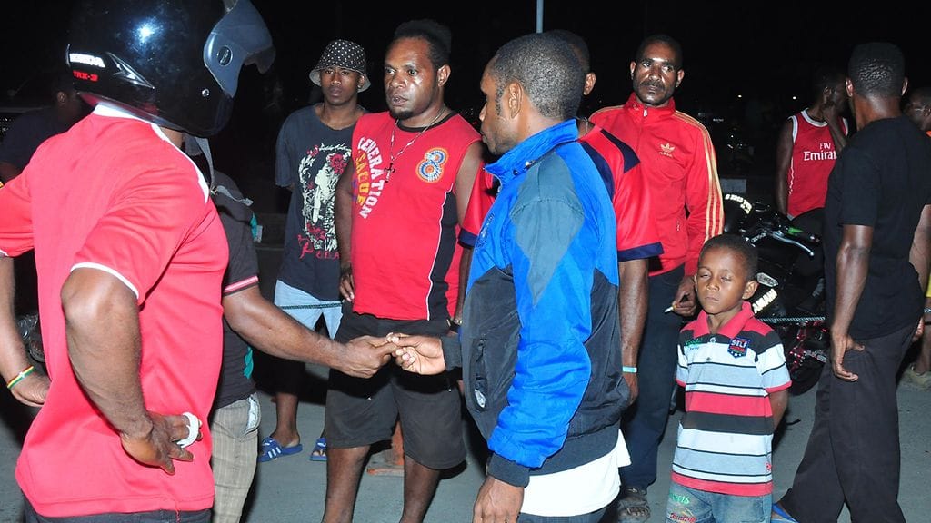 Vuoreen törmänneessä koneessa matkustaneiden omaisia odottamassa lisätietoja viranomaisilta Papualla.