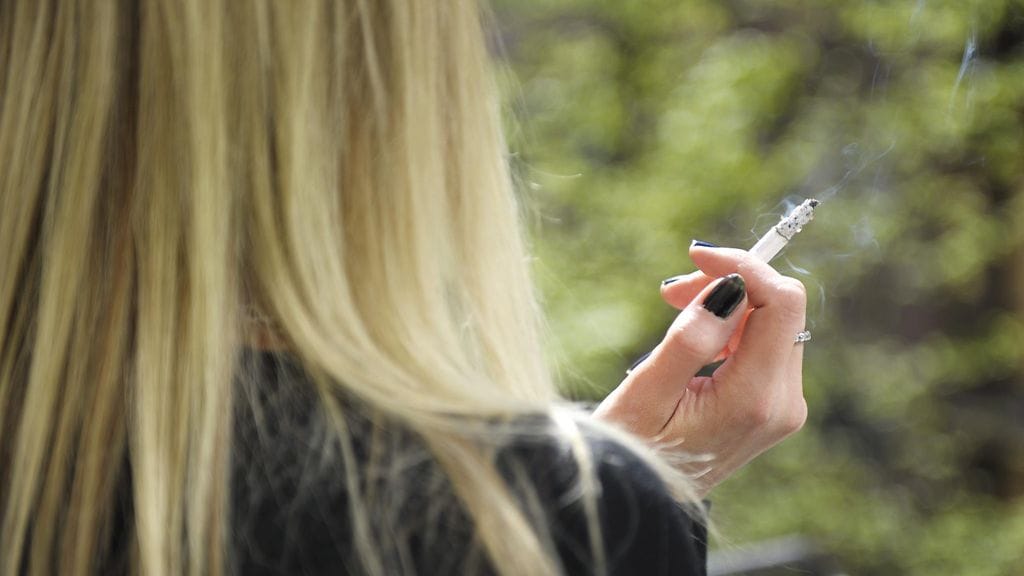 Raskautta suunnittelevat naiset hyötyvät tupakoinnin lopettamisesta kahdella tavalla. Kuvituskuva.