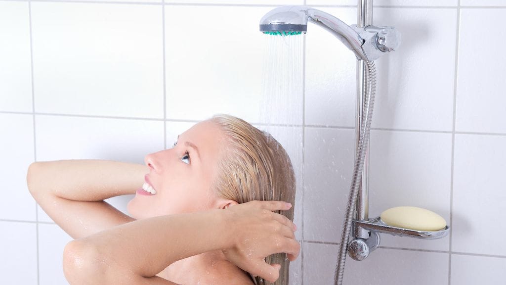 Nainen suihkussa