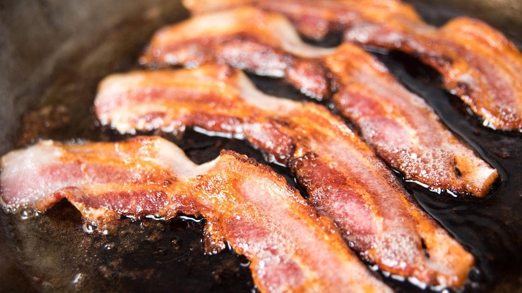 Australialainen lihakauppias mainosti pekoniaan hyvin kyseenalaisin keinoin.