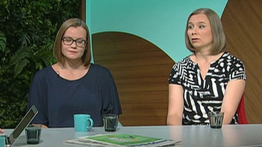 Puheenjohtaja Katju Aro (vasemmalla) naisasialiitto Unionista ja ihmisoikeustyön johtaja Niina Laajapuro Amnestysta.