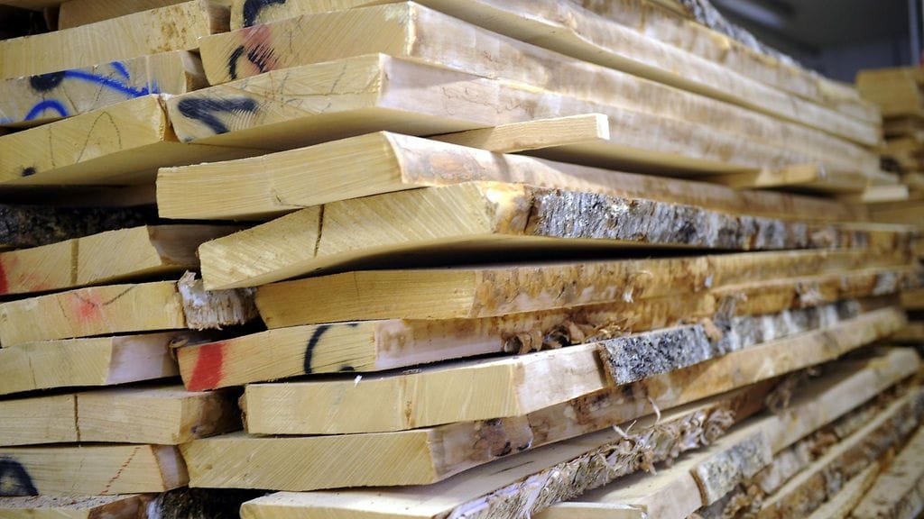 Puutavaraa. Yritysten luottamus talouteen pysyi tammikuussa lähes joulukuun tasolla, teollisuuden luottamus puolestaan parani.