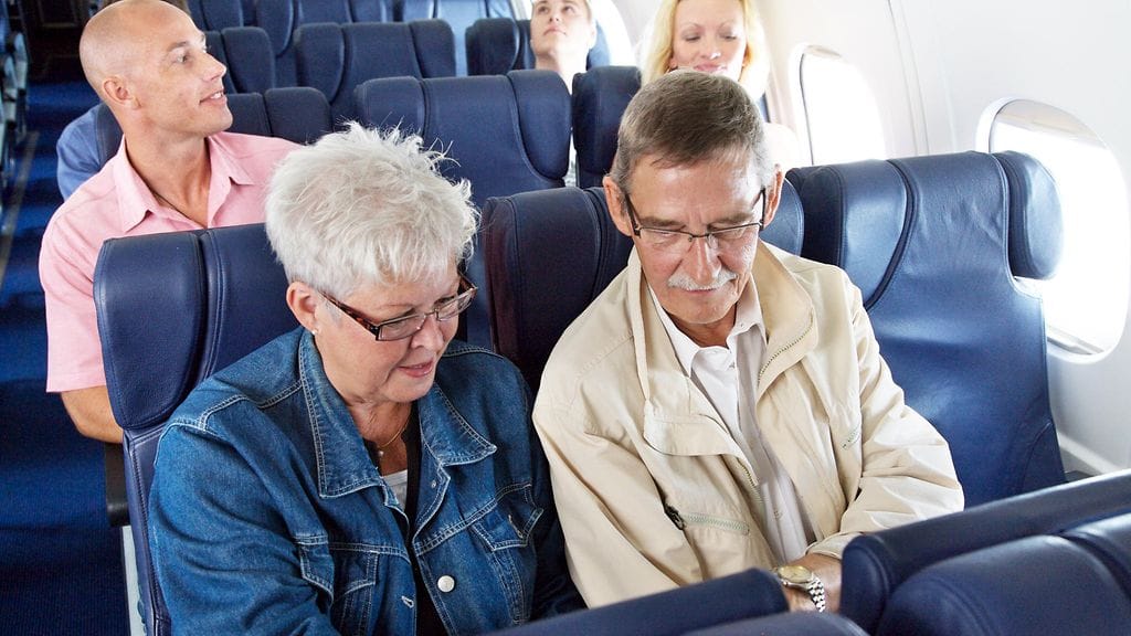 Pitkäaikainen istuminen lisää laskimotukoksen riskiä erityisesti iäkkäämmillä. Kuvituskuva.