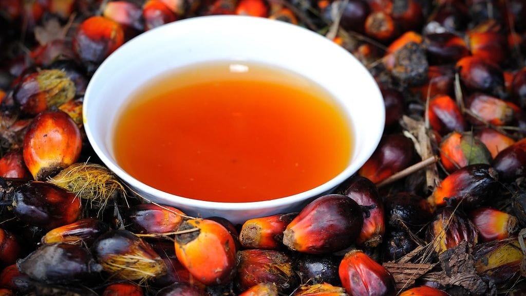 Punainen palmuöljy saa värinsä näkökykyä parantavasta betakaroteenista.