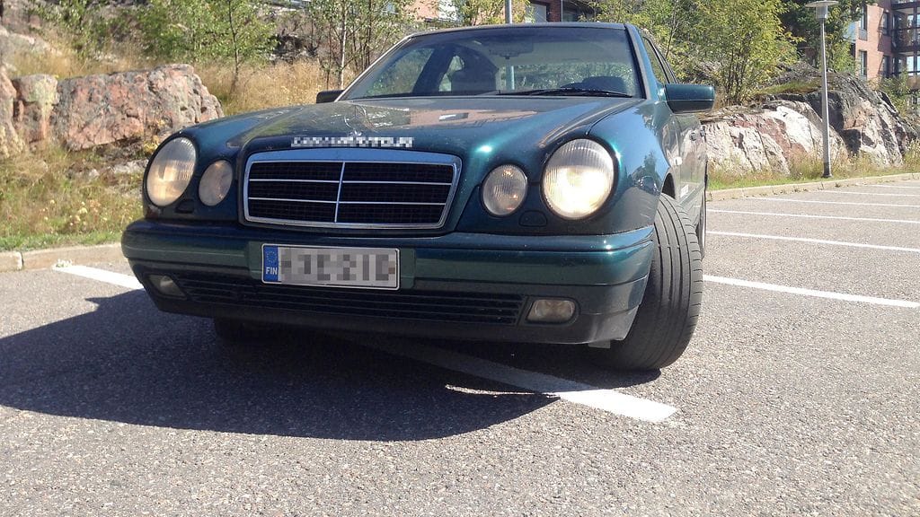 E-Mersun W210-malliversion keulailmeen muistaa jokainen 1990-luvulla ja 2000-luvun alussa elänyt autofani.